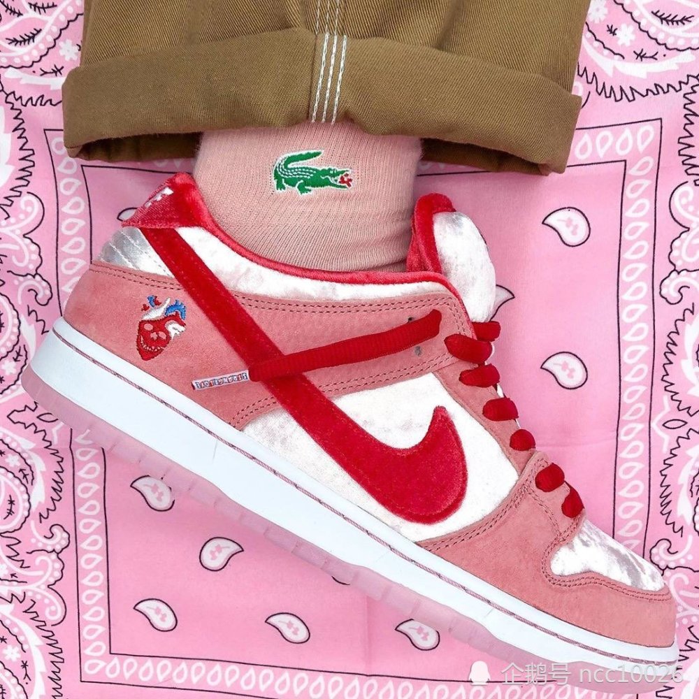 nike sb dunk low情人节 丝绒 草莓爱心
