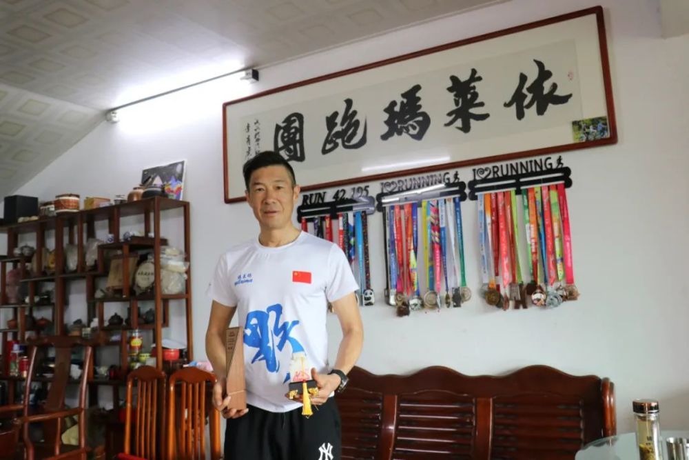 从那以后,杨天德就喜欢上了这项运动,还加入了长跑协会.
