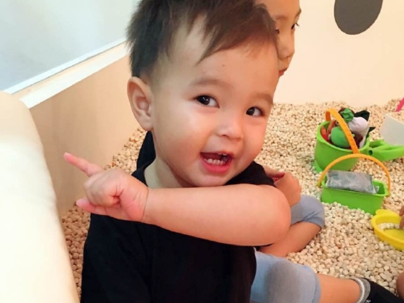 吴奇隆前妻儿子才是"整容式"长大,小时候软萌,如今成最帅混血儿!