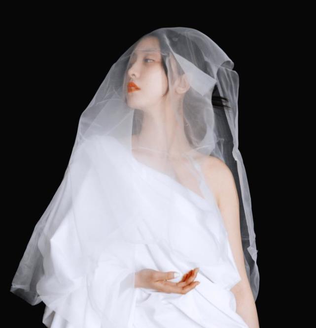女明星穿婚纱的样子,鞠婧祎仙气,吴宣仪公主范,看到许佳琪:已经在哭了