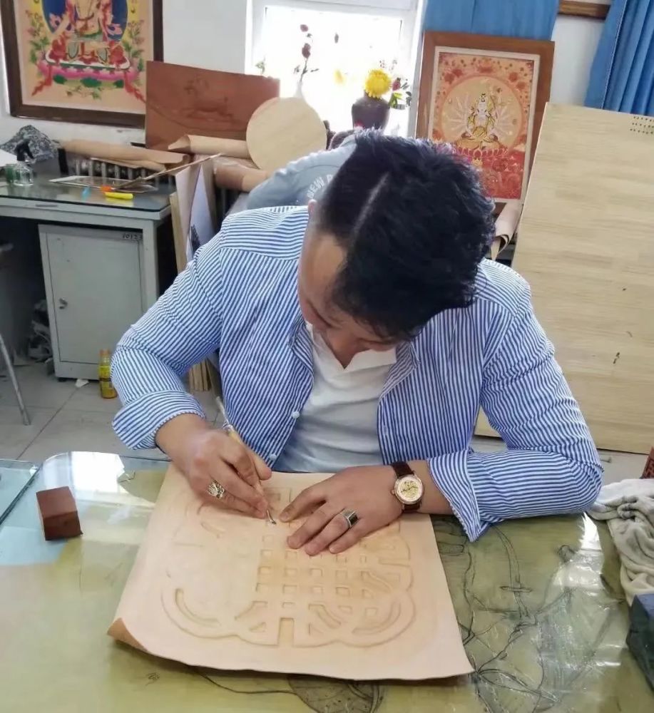人 物 恩克吉雅 蒙古皮雕爱好者 毕业于内蒙古师范大学产品设计专业