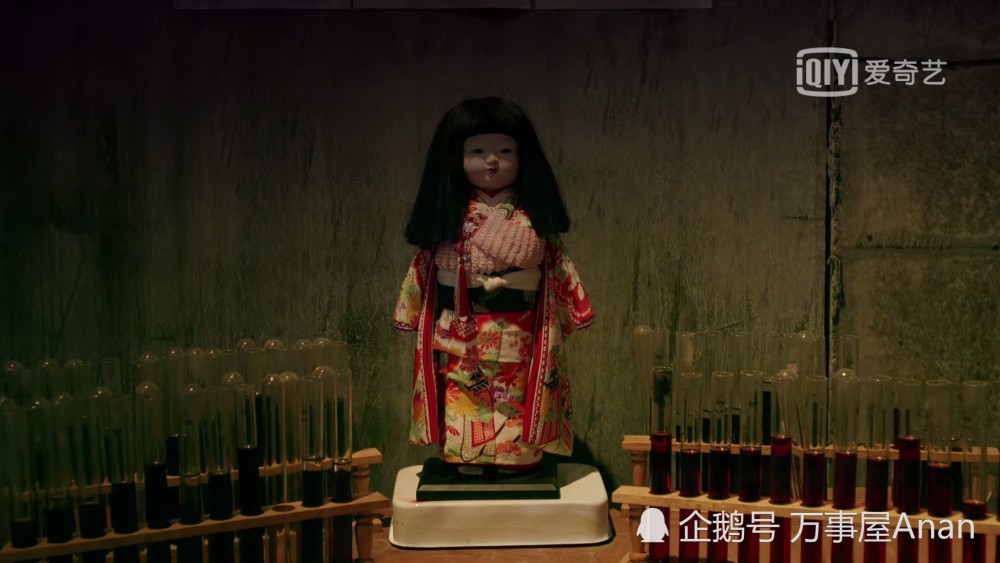 桌子上还供奉着一个穿和服的日本娃娃,而角落里确实一个女子在唱歌.