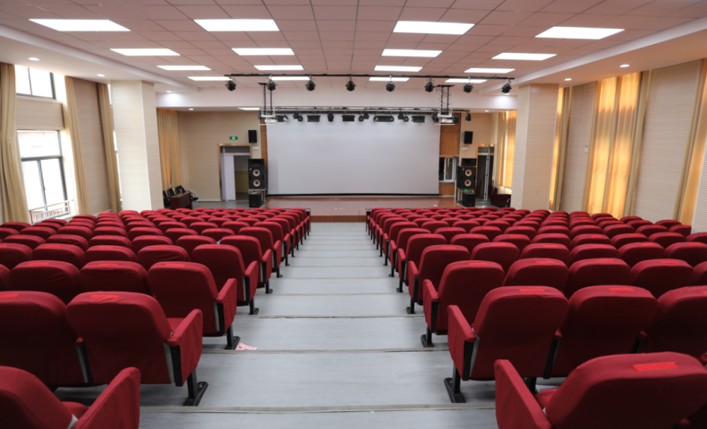 10月12日记者来到影院现场 由原先的学生小礼堂改造的校园影院可以