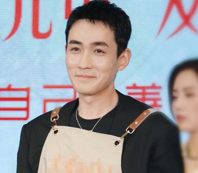 而且,因为近期暴瘦的原因,朱一龙每次亮相都是尽显憔悴,双颊凹陷,颧骨