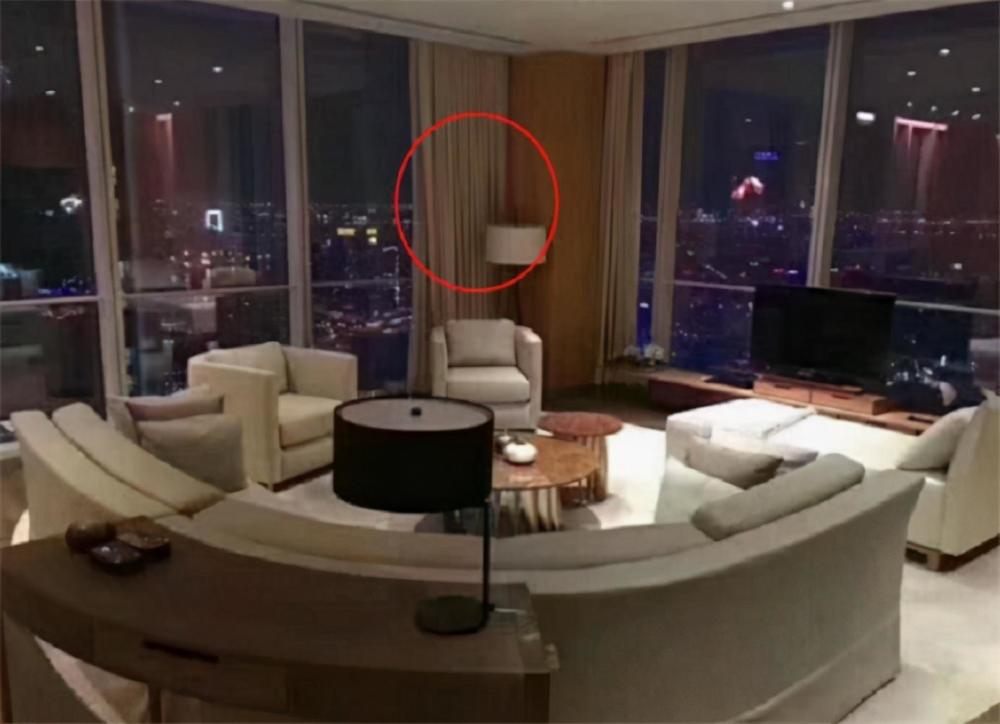 黄晓明夫妻4亿豪宅,落地窗当电视墙,窗外就是上海地标