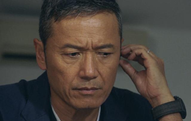 这是《使徒行者1》时的苗侨伟,年轻很多,六年时间,再帅的演员也是人
