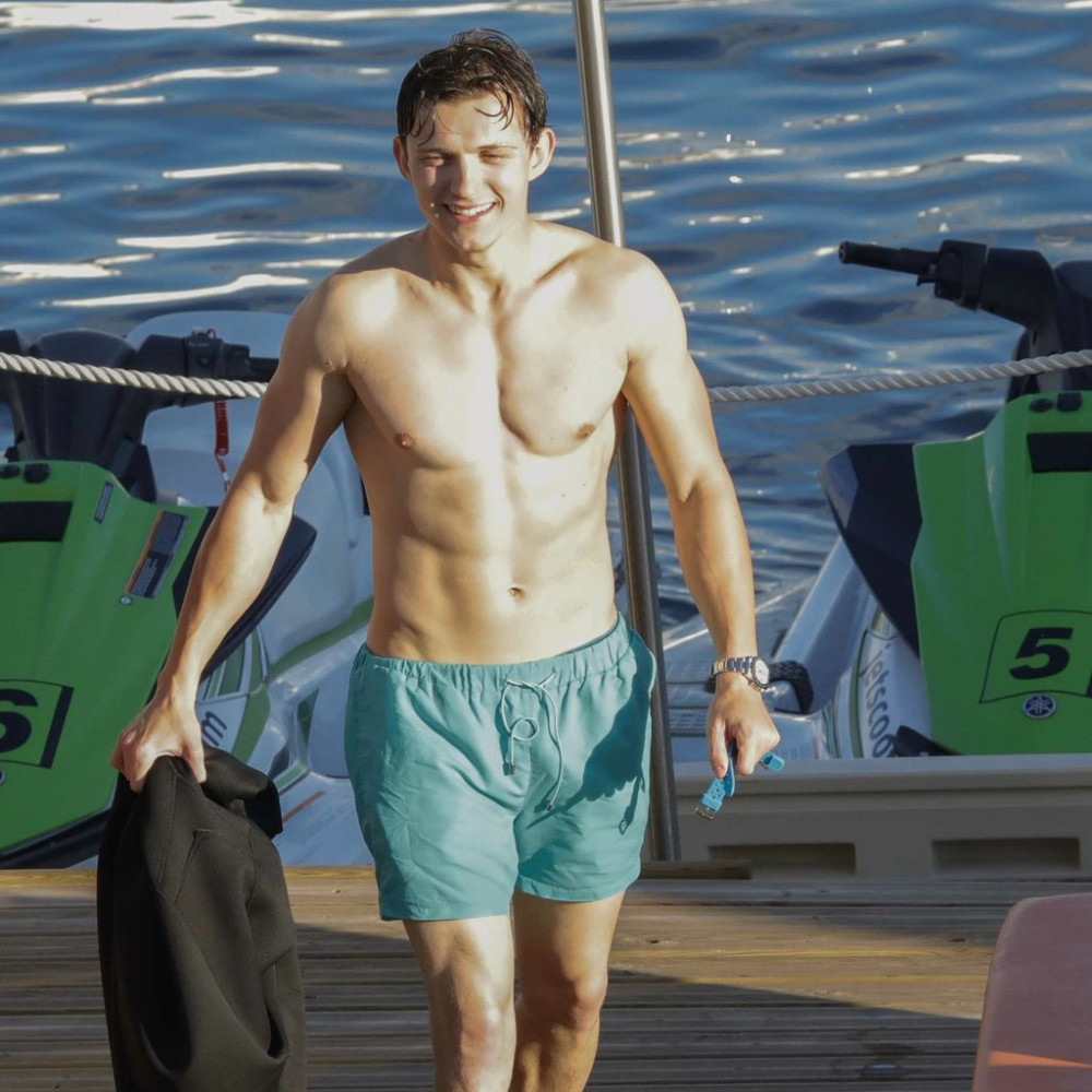 酷毙了!24岁"蜘蛛侠"汤姆·赫兰德海边度假,一身肌肉超级有型