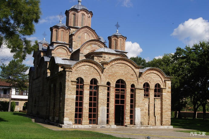 圣马克教堂的原型,科索沃的格拉查尼察修道院,风格确实很像.