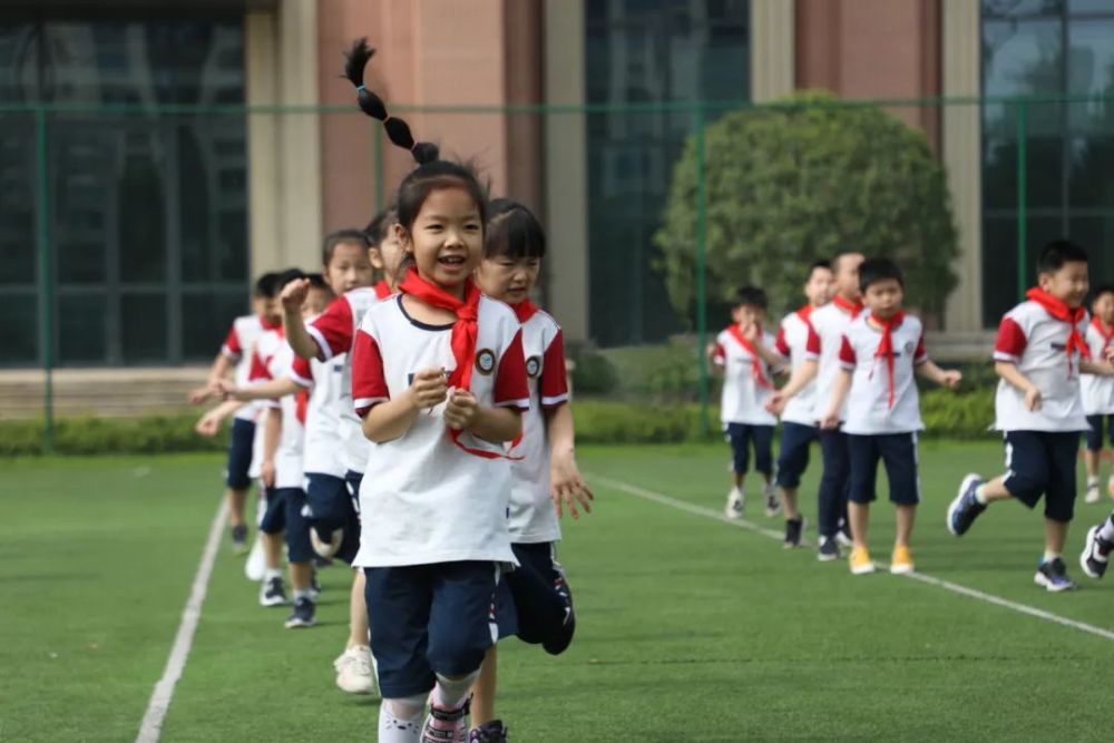 初中,高中三个学段 12年一贯制教育体系 报读南城巴川小学,就可以直升