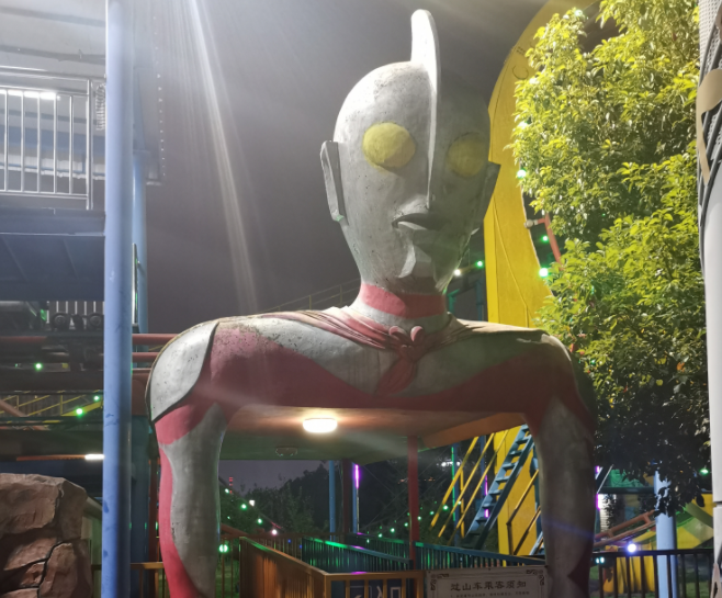 奥特曼山寨游乐园,双手撑地姿势魔性,领口还佩戴着装饰