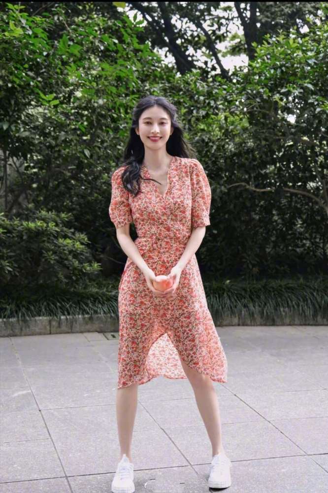 33岁张俪美到国外!穿刺绣印花旗袍秀东方魅力,气质惊艳真长脸