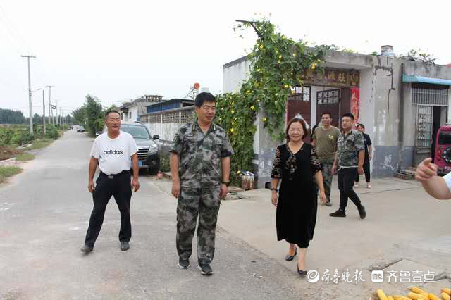 来到该镇白龙湾村贫困学子魏鸣的家中,送去了爱心支助红包和生活必需