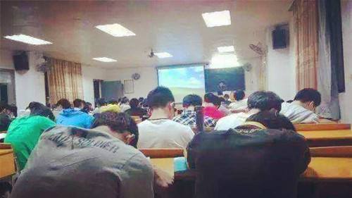 大学生堕落的3种行为,如果有请马上改正!别亲手毁掉自己的未来