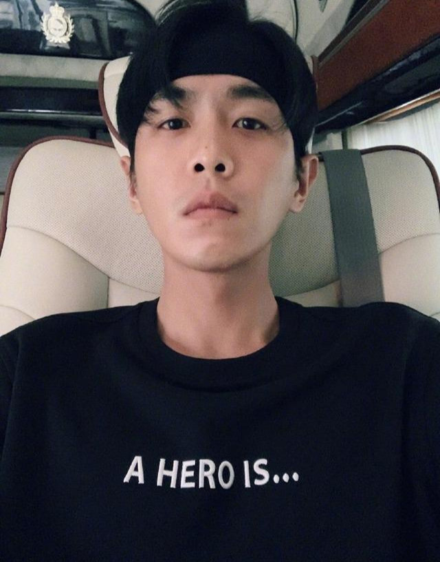 但是张若昀不仅没胖,反倒瘦了不少,看来是健身自律的结果啊