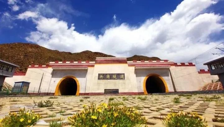 06 青藏铁路新关角隧道 新关角隧道位于青藏铁路西(宁)格(尔木)段的