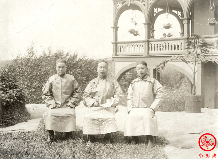 晚清老照片:皇宫太监穿蟒袍出镜,两男子相见拱手作揖