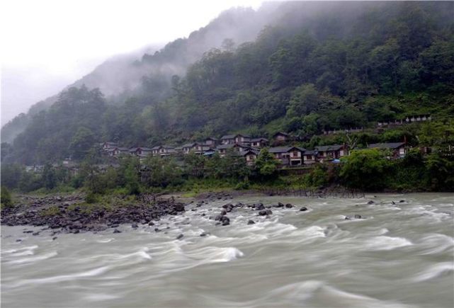 独龙江峡谷地处云南省怒江傈僳族自治州贡山独龙族怒族自治县,这里山