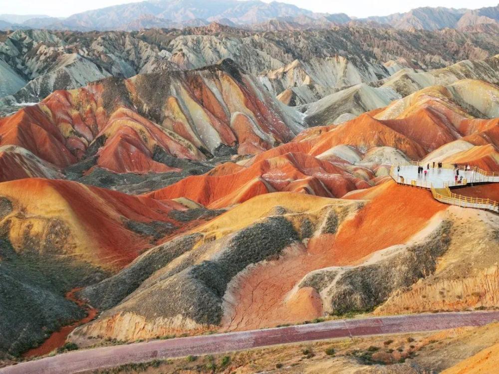 甘肃旅游快速复苏,中国"彩虹山"不比秘鲁差