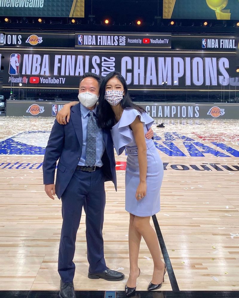 nba最美主播周玲安,终于回家,与大17岁老外丈夫团聚!脚的伤疤秃了皮