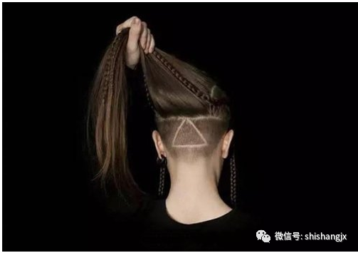女生剃掉后脑和鬓角头发的发型,将发顶上的头发从前向后做成蜈蚣辫