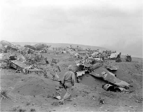美国海军陆战队终于占领了硫磺岛上的元山一号机场,士兵们正在清扫