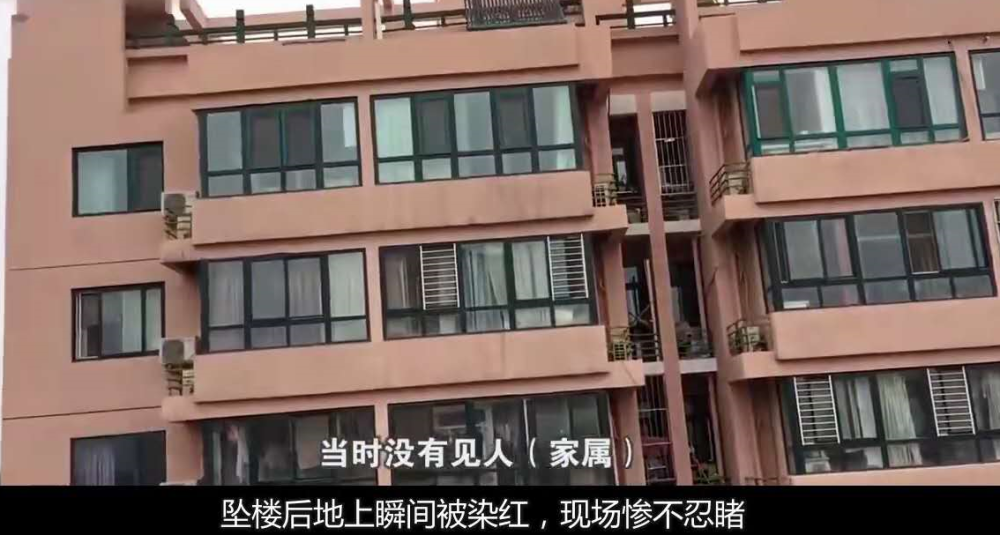 河南郑州发生一起悲剧,12岁女孩身穿校服坠楼身亡,继母十分自责