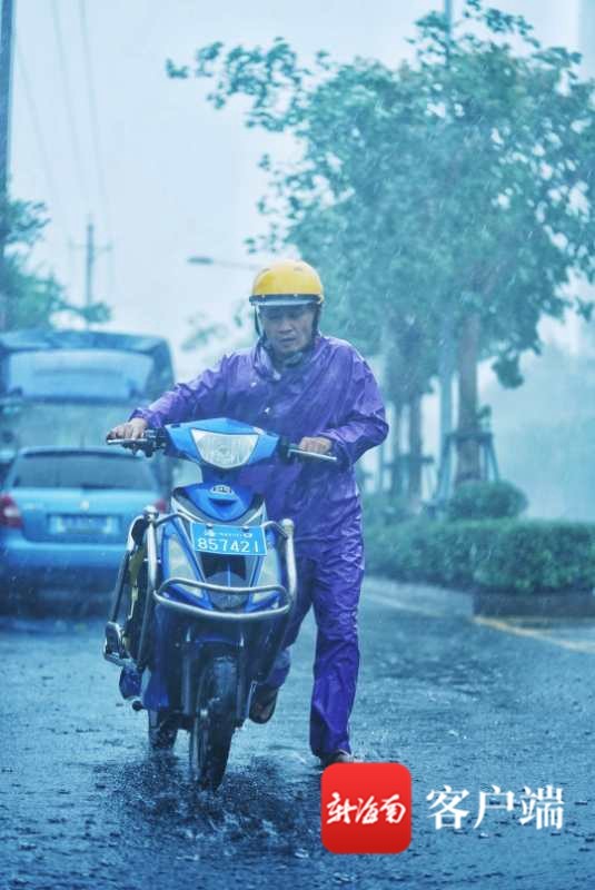 雨中奔跑的外卖小哥