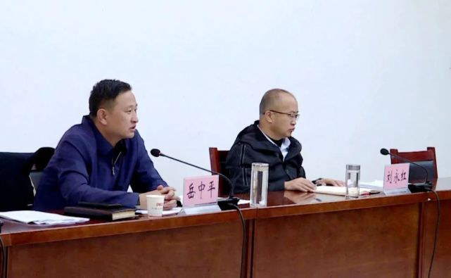 县委副书记岳中平主持会议,县委副书记刘永红,县脱贫
