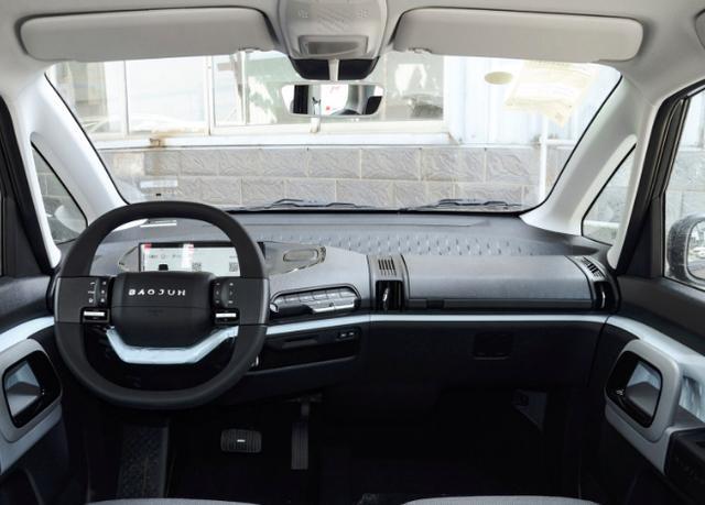 反观新新宝骏e300,内饰设计非常简单,直接简化掉了中控屏,车内唯一的