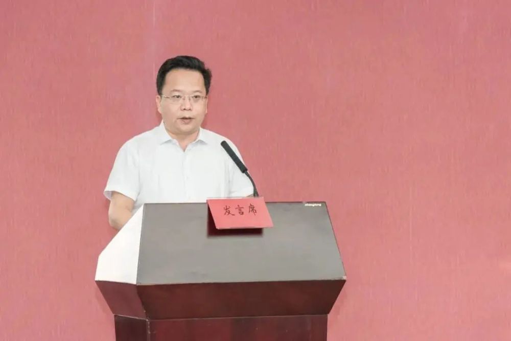 市委教育工委书记,市教育局局长杭永宝会上▼会议由市政府副秘书长刘