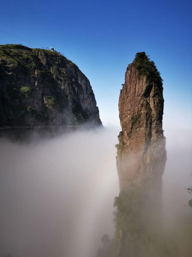 山体垂直高差大,山势险峻雄浑,是湖南省面积最大的森林公园.