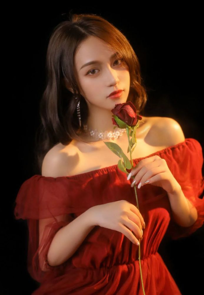 每日美图壁纸欣赏,红衣一字肩连衣裙好贵女孩