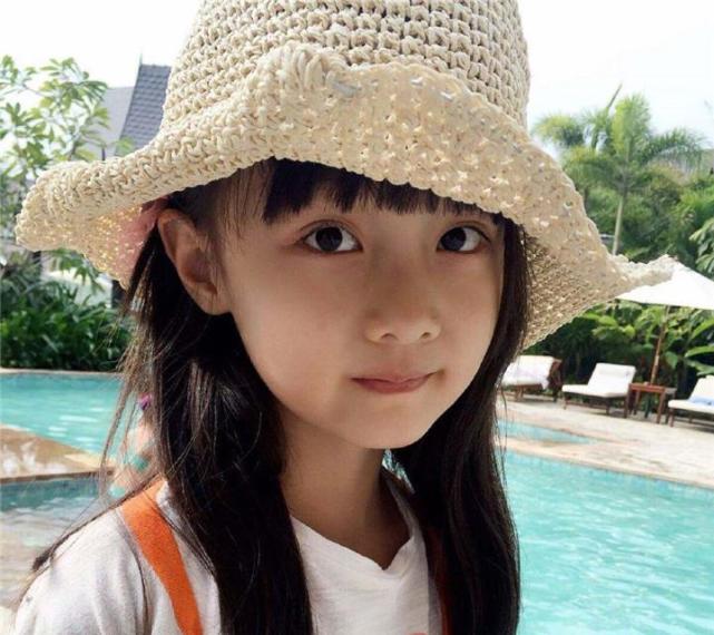 还记得《虎妈猫爸》里赵薇的女儿茜茜吗?如今长相甜美