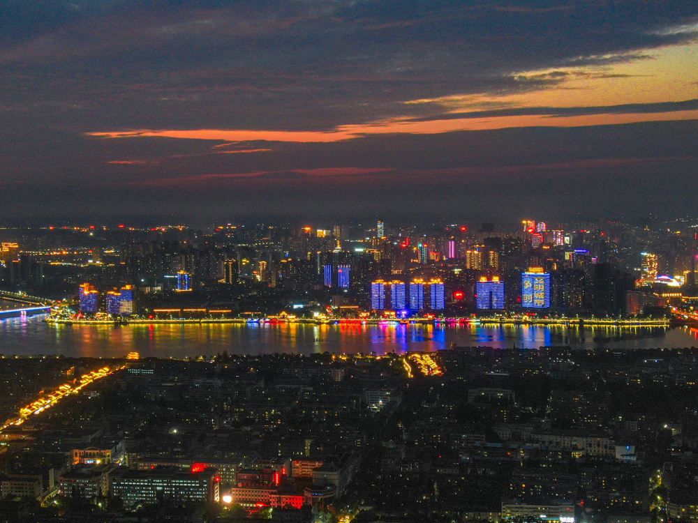 近年来,为提升城市品位,展现美丽的夜景,湖北省襄阳市开展了