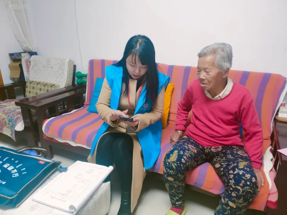 人口普查员一人入户_人口普查员证件图片(2)