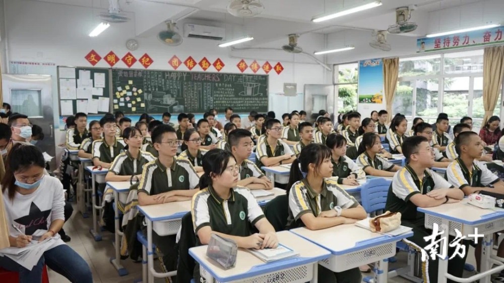 可园中学举办教学视导活动市教研员现场听课评课做教学指导