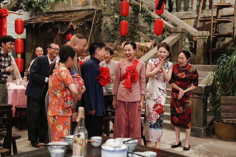 剧中近30名演员共同出演,同贺"72家大院"双喜临门,寓意着《72家房客》
