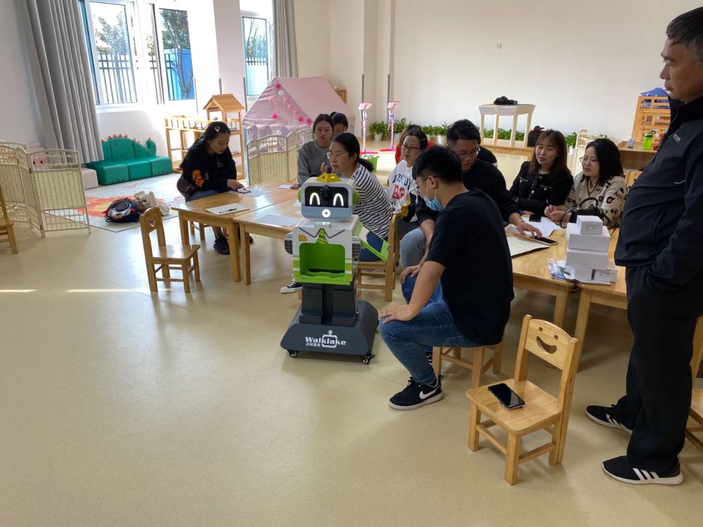 沃柯雷克最新晨检机器人—沃查查助力幼儿园应对秋冬下的疫情防控