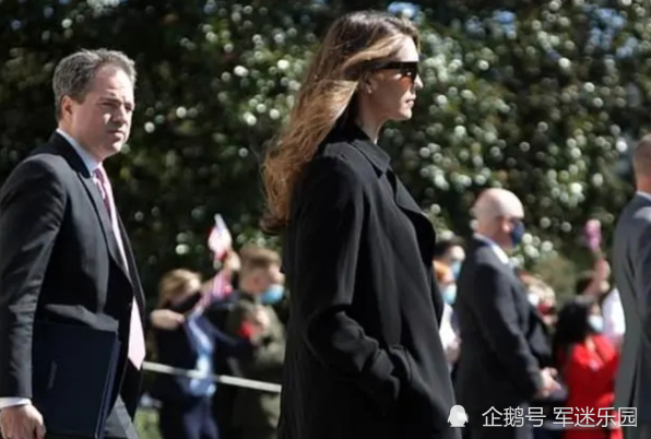 特朗普最美女助理回归，瞌睡乔眼里妒火直冒