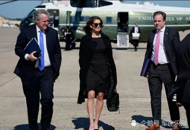 特朗普最美女助理回归，瞌睡乔眼里妒火直冒