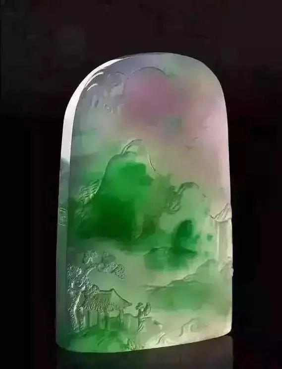经雕刻后的多彩翡翠成品惊艳翡翠界,价值无法评估