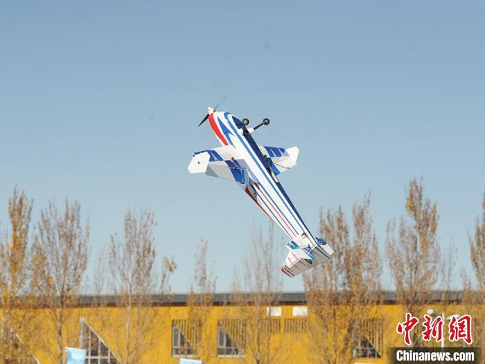 无人机在进行高空翻滚飞行 刘栋 摄