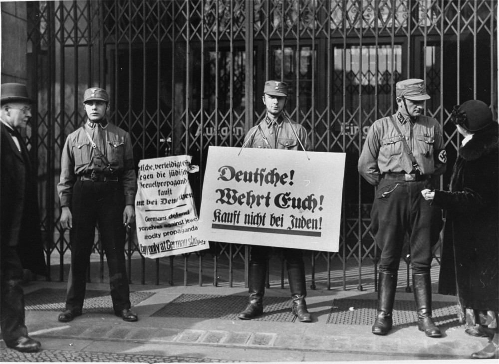 由于对犹太人的歧视增加,德国法律要求对犹太人和雅利安人作出法律