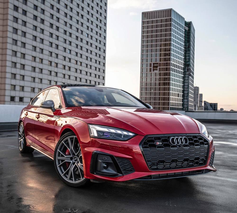 2021奥迪s5 sportback,红色激情速度上演,4.9秒破百