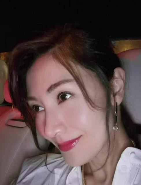 李嘉欣50岁依然美貌在线,豪车自拍与其少女时期无异