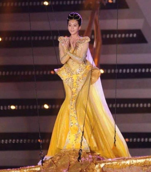 金鹰女神宋茜亮相身材惹争议,穿金光羽衣战袍腰身粗壮,成历届最惨