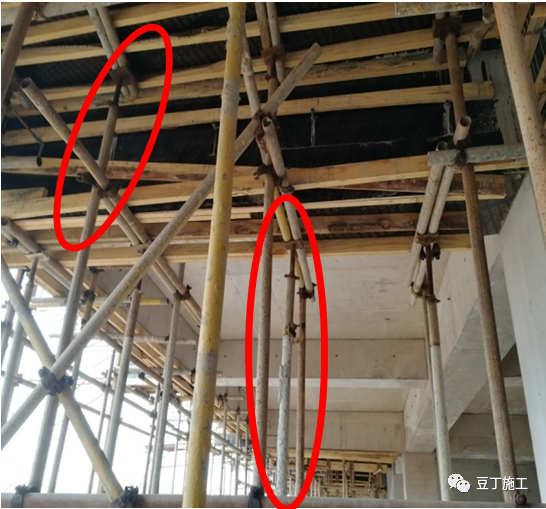 高大模板涉及地库梁底模架立杆数量少,自由端高,无横杆和板模架顶部