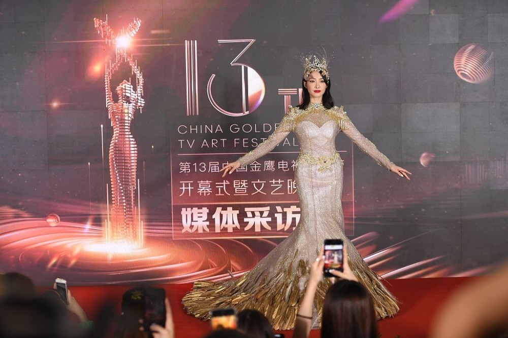 生图如何金鹰女神宋茜戴皇冠着金光羽衣曝战袍共四层近30斤