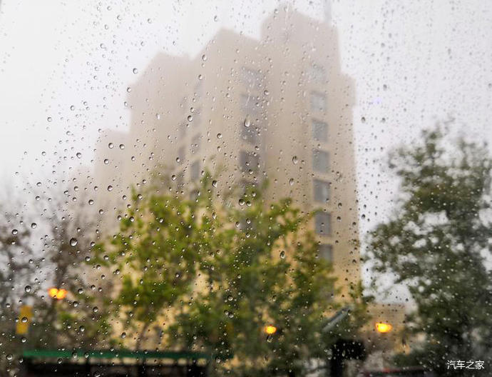 窗外细雨蒙住了我们刚刚离开的酒店.