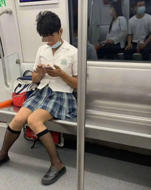 "兄弟好魄力,穿jk裙还配丝袜……"哈哈哈看坐姿就知道